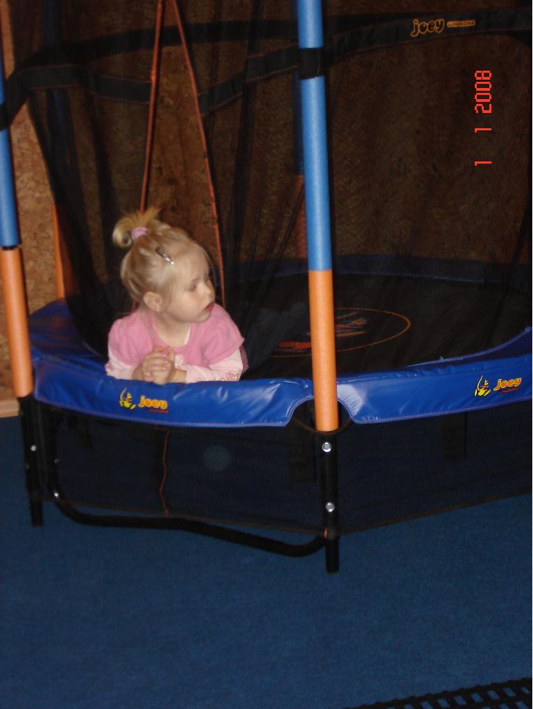 Сашка залезла в батут и оттуда наблюдала за поездом :). 2-3