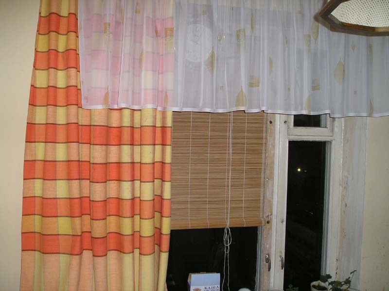 штора из скатерти. свое, родное:)