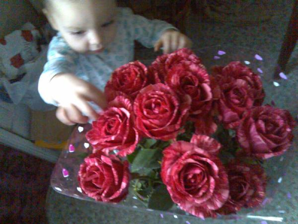 сын с маминым букетом . Новый год 2008