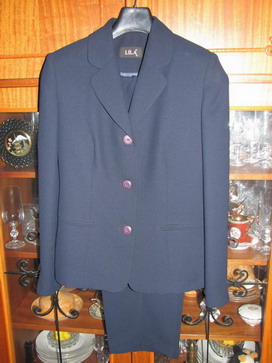 Костюм брючный LILA ,размер 38,тёмно-синий..Цена-2500р. Джинсы и брюки.