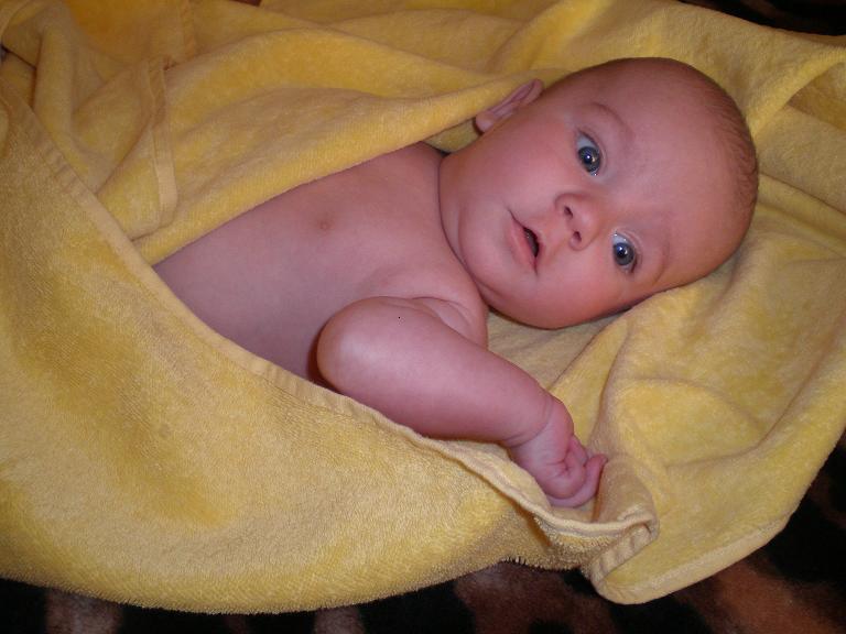 Малыш после купания. Малыш после купания в полотенце. Укутать младенца после купания. Полотенце после купания для малыша до года.