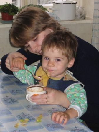 Диме 1 год и 4 месяца - ест печенье. Дима