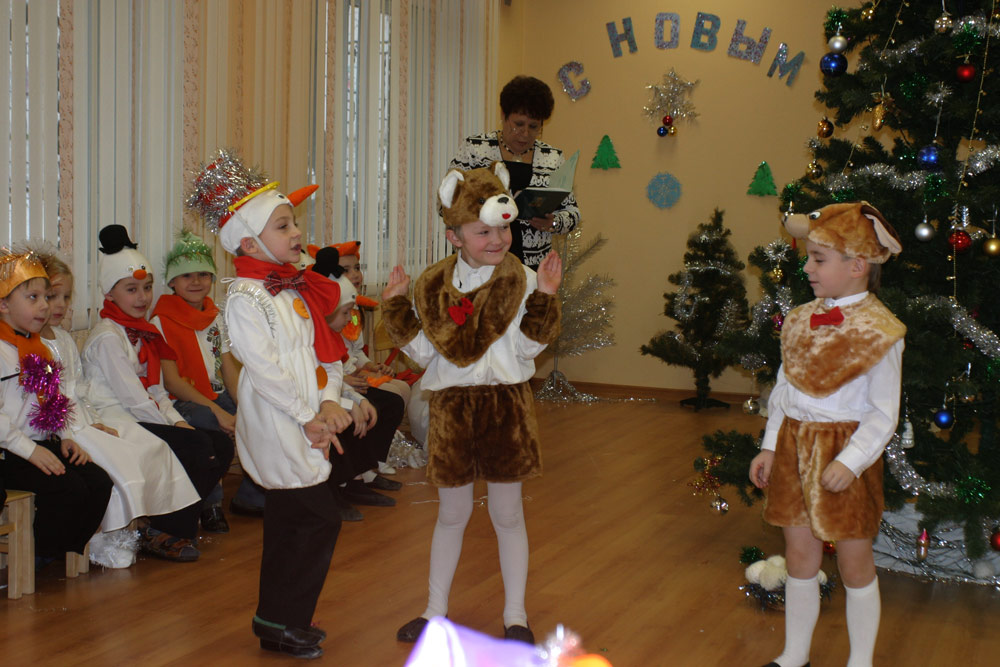 Пошли медведя будить. Новогодний утренник у Нади