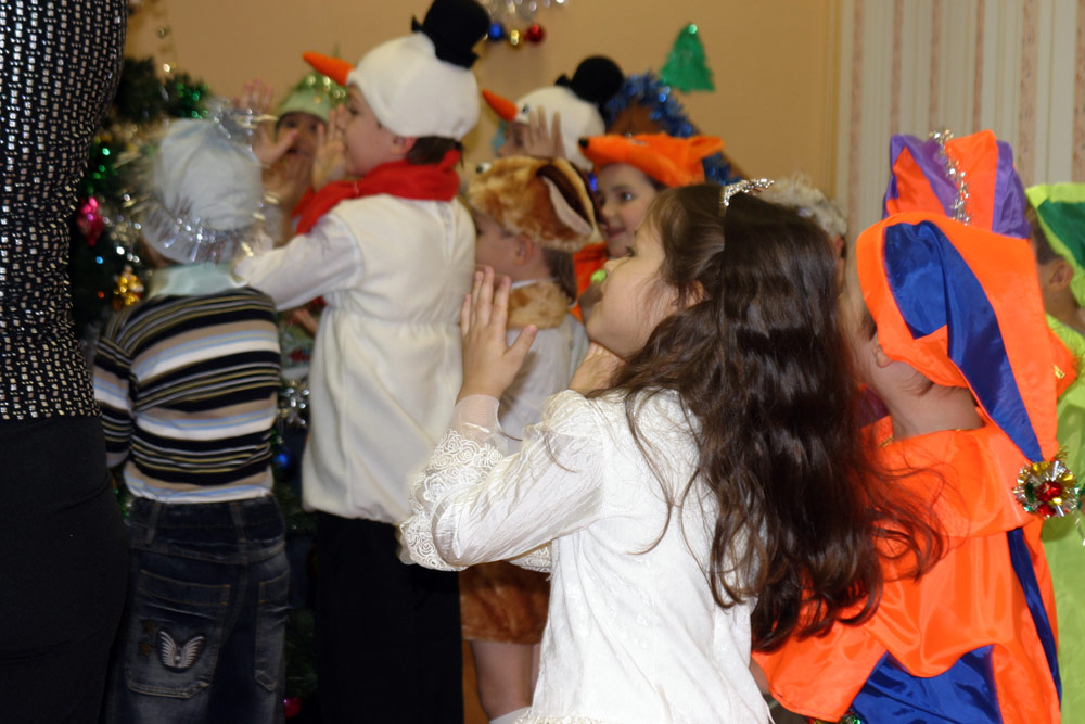 'О-хо-хо, о-хо-хо, вота наша елка'. Новогодний утренник у Нади