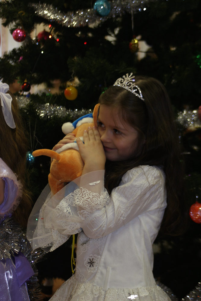 Вот так мы любим подарочки -))). Новогодний утренник у Нади