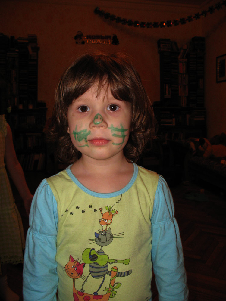 Не добравшись до карнавальных костюмов, Надя расписала Машу и Аню. Зима 07-08