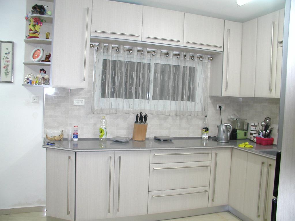 занавески на кухне тоже шила сама. наш дом