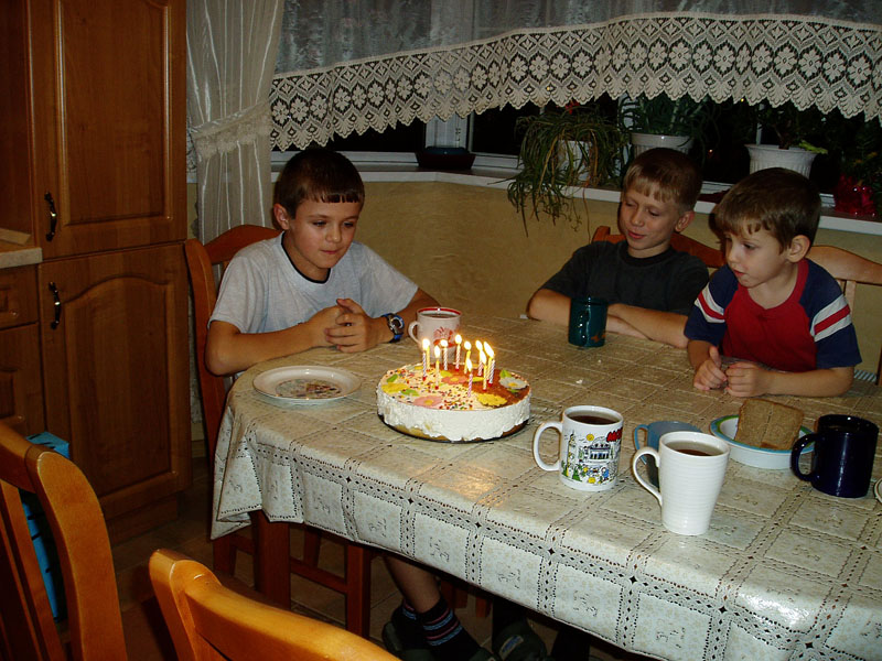 лучше конечно 11 тортов и 1 свечку, хотя и этот тортик сойдет. День рождения