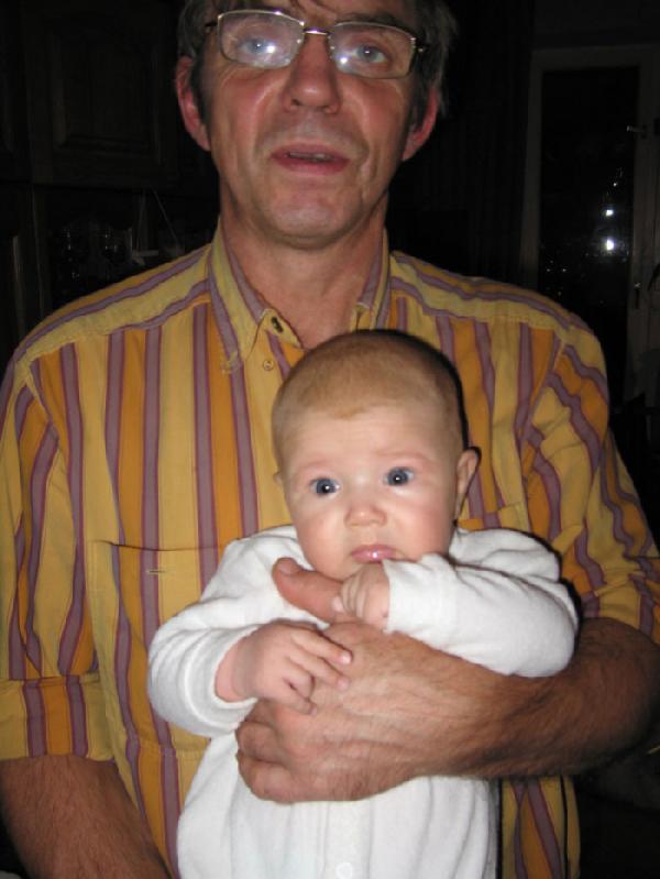 Свежевыкупанная Яська у дедушки на руках. Ярослава