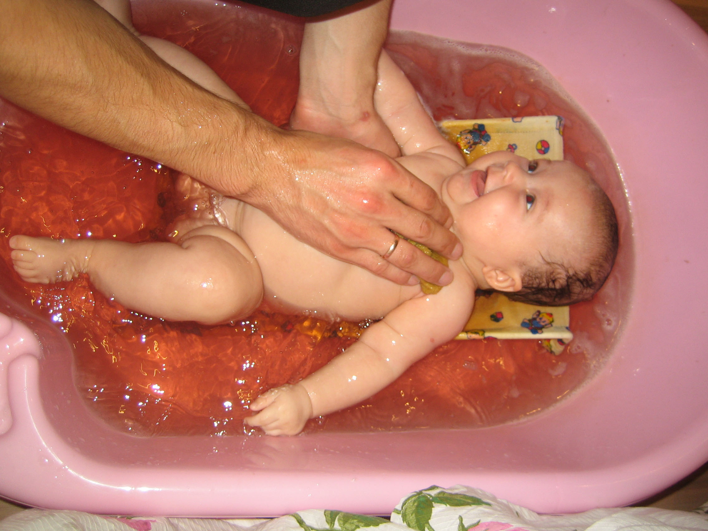 Купание после года. Купается в ванной. Малыш купается в ванне. Дети купаются в ванной. Ванна для купания ребенка.