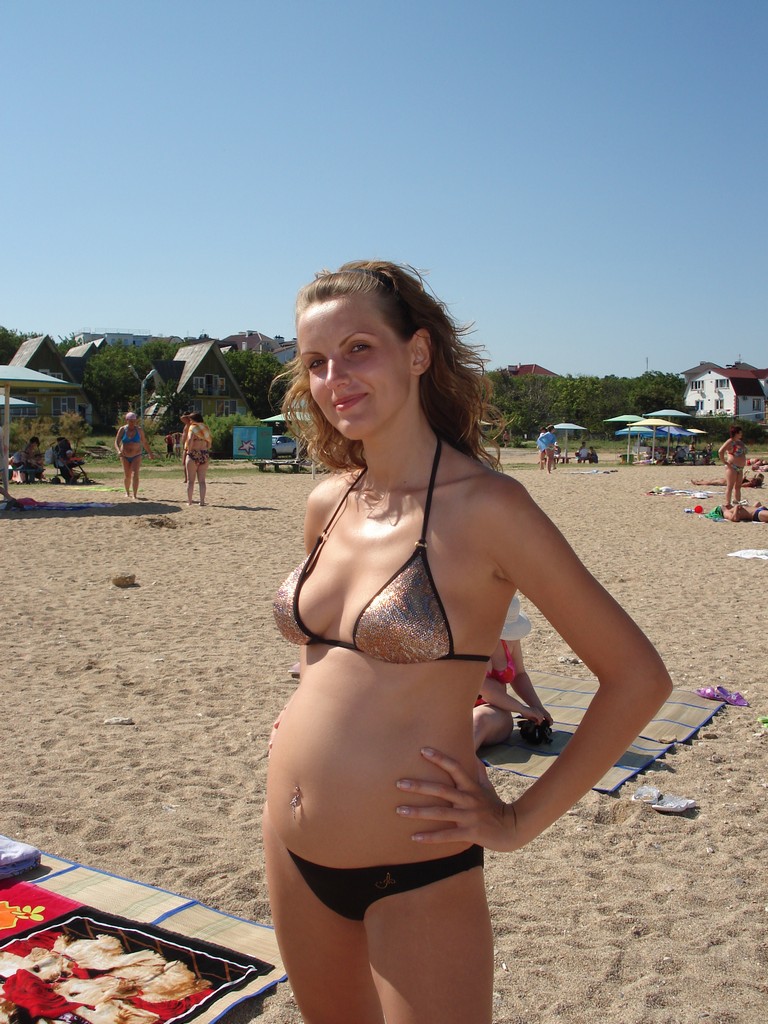 Зрелые беременные на пляже