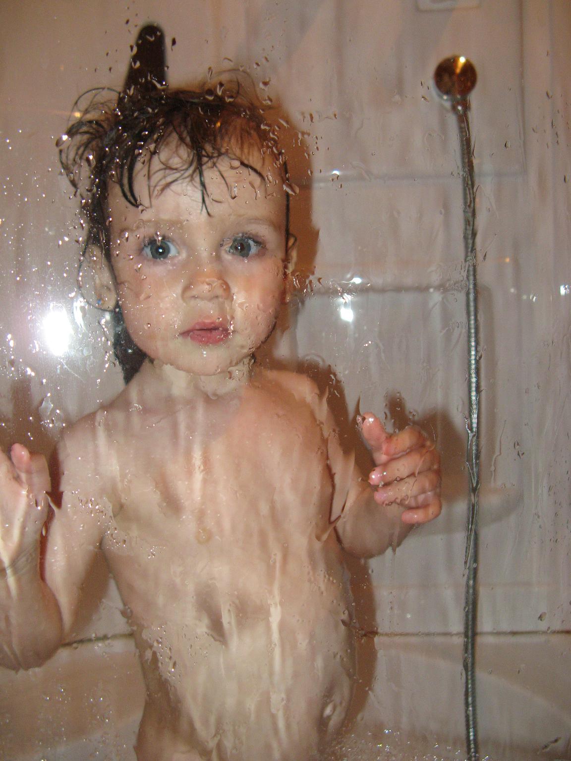 Дочь в душе видео. Маенькиедевочки в душе. Девочка купается в ванне. Девочка купается в душе. Маленькие дети моются.