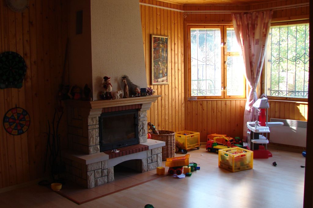 Камин рабочий, очень теплый. Дача 