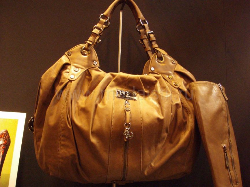 Сумка P*G песочная. пристроено