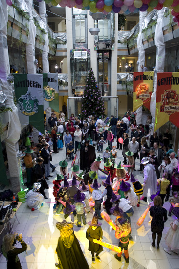 наверху видно шарики, которые рухнут в конце. Новый год 2009