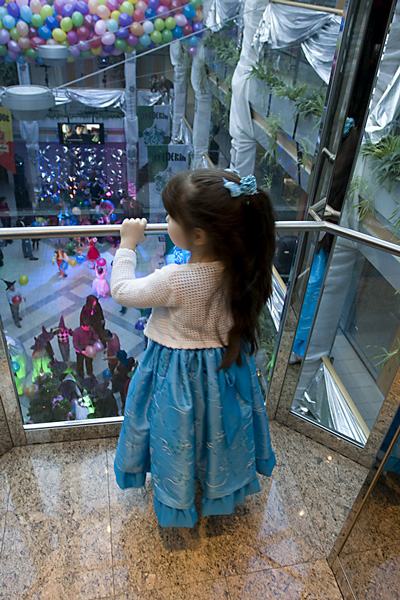 манерно катаемся на лифте. Новый год 2009