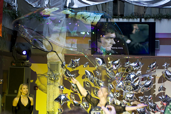 пузырища, которые надевали на всех желающих. Новый год 2009