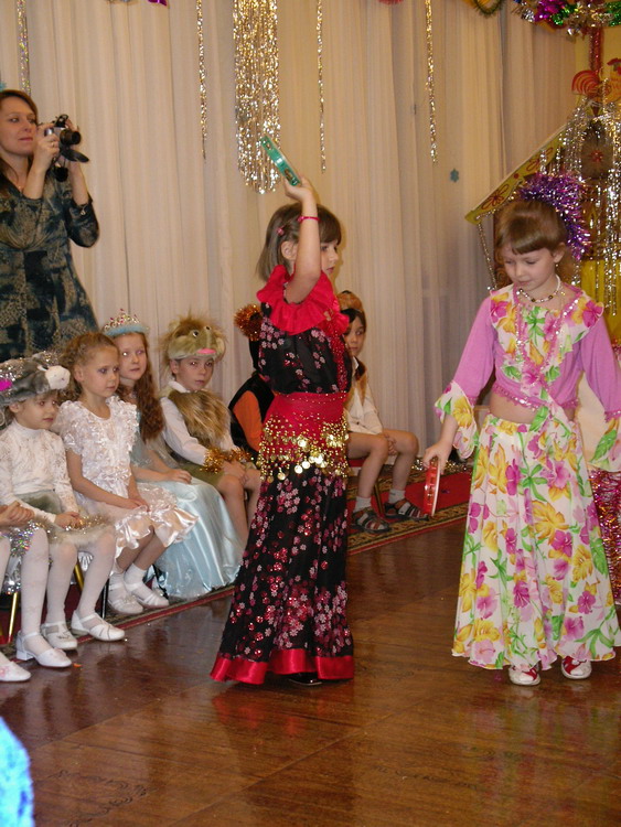 Моя доча на Новогоднем утреннике (в черно-красном костюме). Моя семья