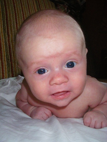 Кое-как держим голову в 3 месяца. Вовка