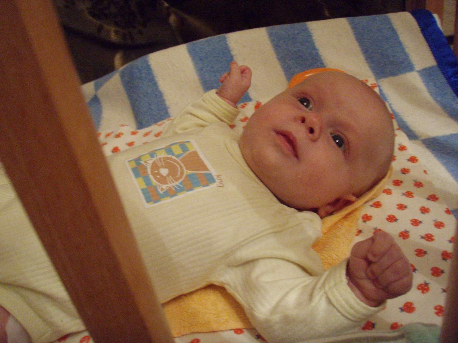 В кроватке. Вовка