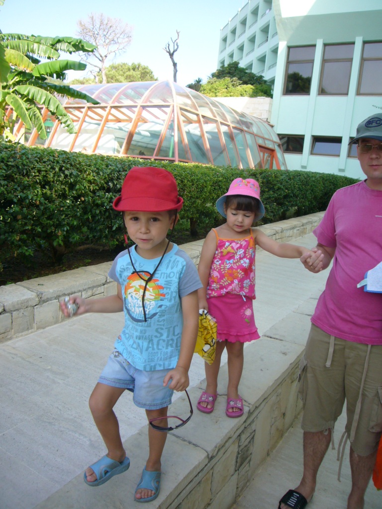 Дети и пол-папы. 02 Осень 2007 на море