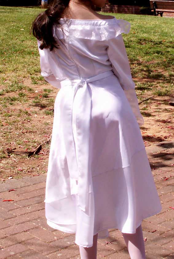 Белое платье вид сзади. шитье