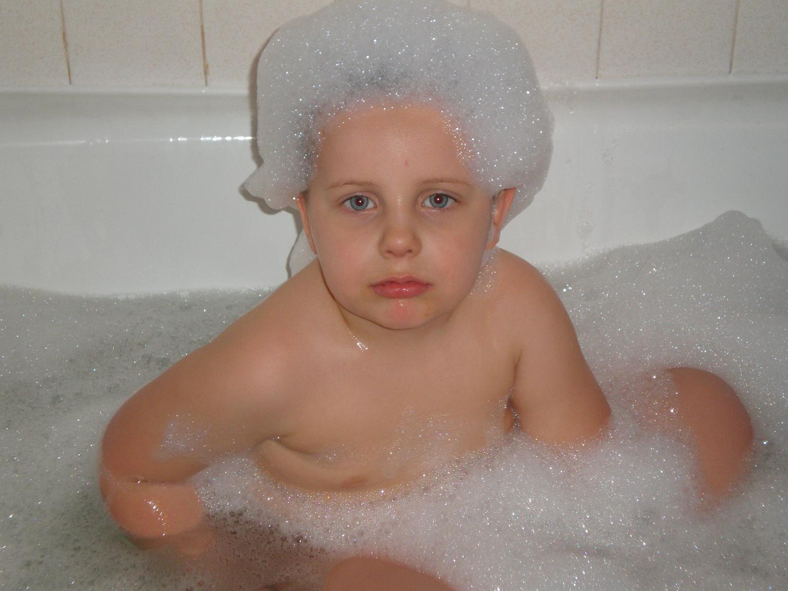 Русские купаются в ванной. Купается в ванной. Купание девочек в ванной. Девочка купается в ванне. Мальчик в ванной.
