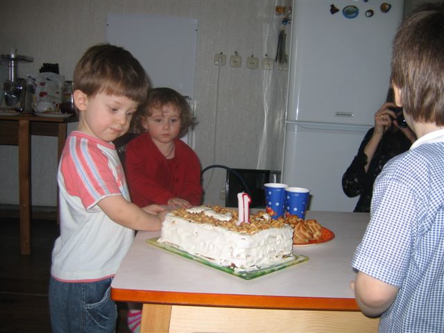 Задувают свечку гости. Зима