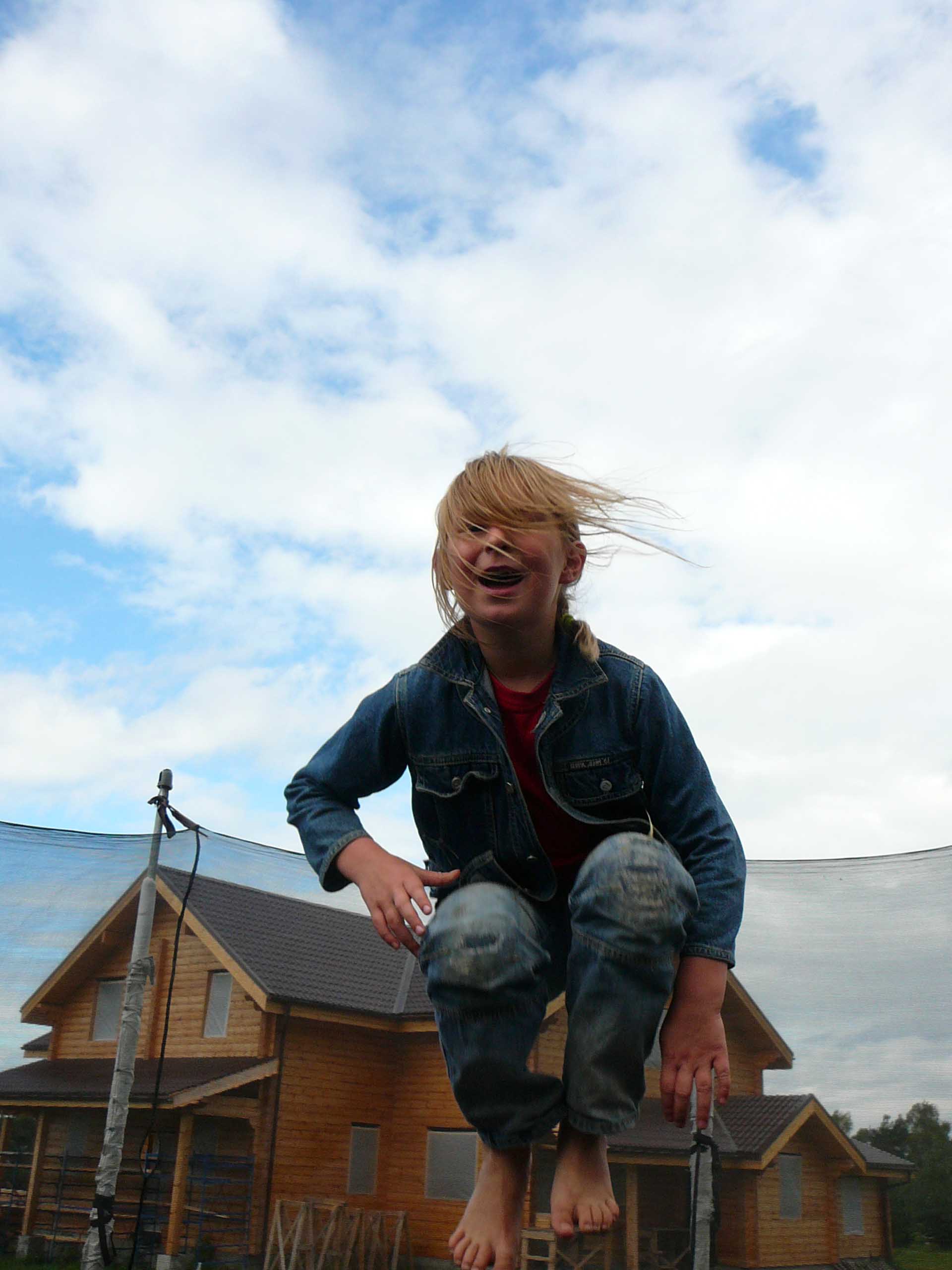 Лиза на батуте. 