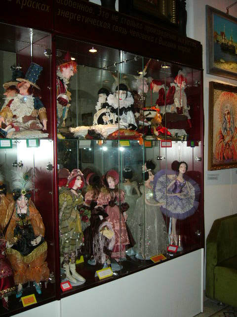  Выставка 2008 вышитых картин,  кукол , и исторические костюмы 