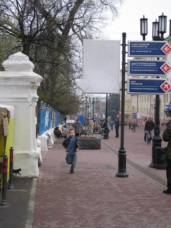 художнический забор. black cat sat on a mat