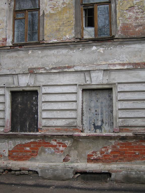 студеная и холодный переулок. black cat sat on a mat