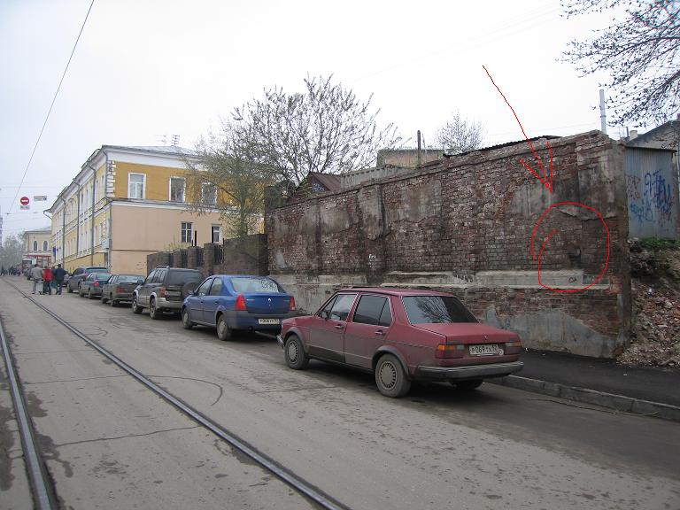 улица Октябрьская. black cat sat on a mat