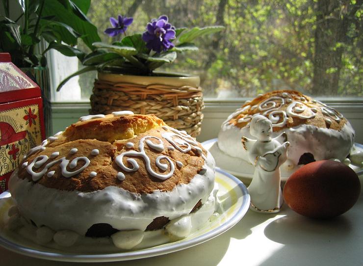 Наши куличи с миндалем, курагой и мандариновой цедрой:)). Пасха 2008