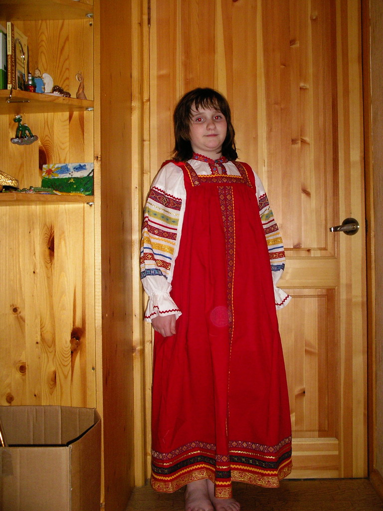 Этот побольше. Костюмы русские