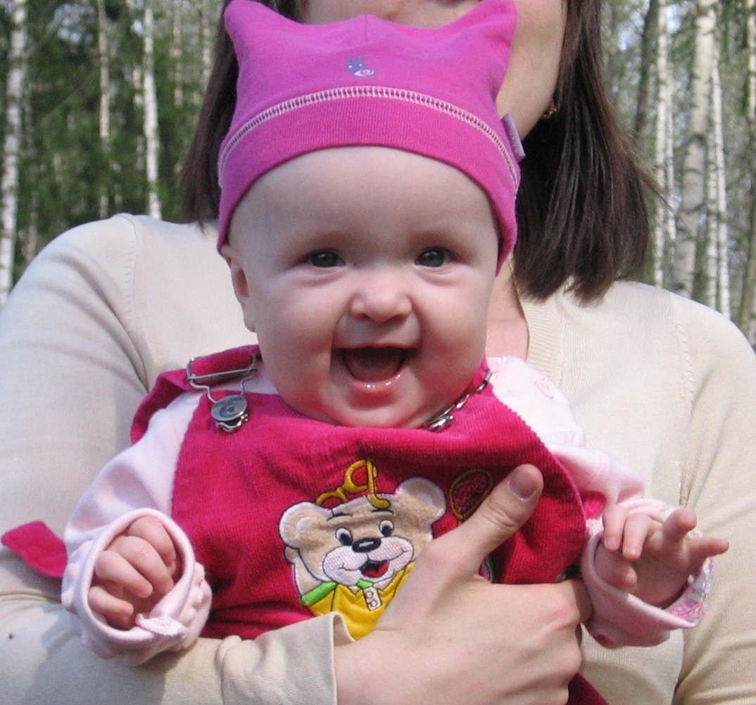 Лара смеется. Дети на прогулке в послений апрельский день