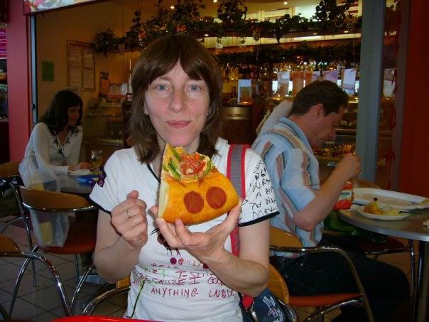 Не бойся, пицца, я тебя быстро съем, ты ничего не успеешь почувствовать!. 