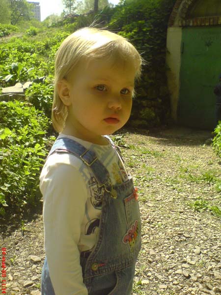 Маша, дочка подруги.. Аптекарский огород май 2008