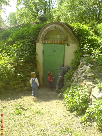 Конопляный бункер неизвестного назначения.. Аптекарский огород май 2008