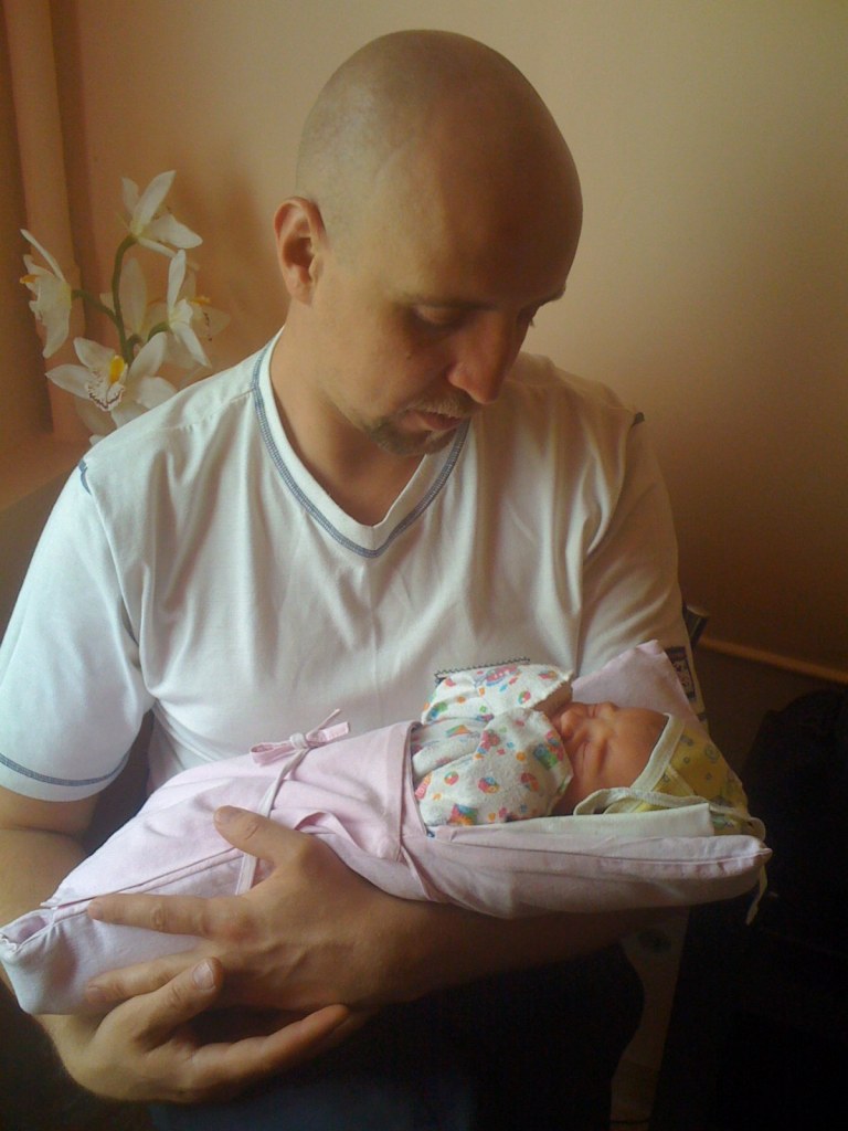 С папой:)))))). Малышка