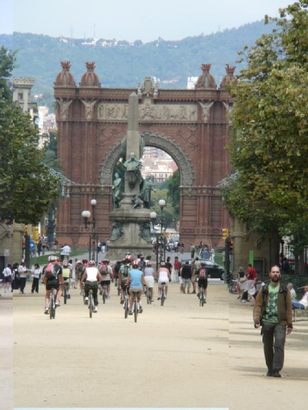 Группа велосипедистов. Впереди - экскурсовод.. Барселона