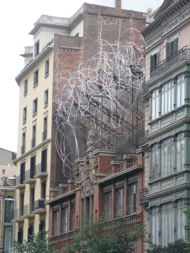 Не знаю, что это за инсталяция. Я ее назвала 'Облако'. Барселона