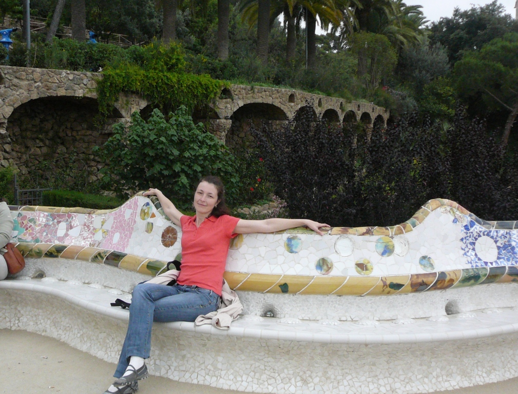 Знаменитая скамейка Гауди длиной около 300 метров. Гауди