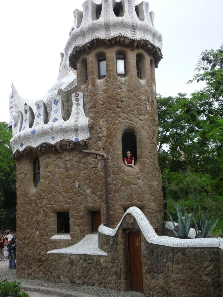 'Пряничные' домики при входе в парк. Павильон привратника. Гауди