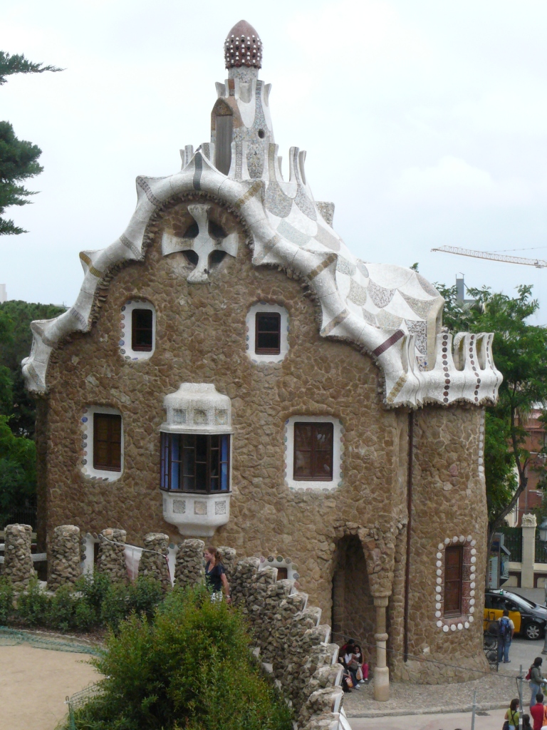 Домик выглядит, как будто сделан из пряничного теста, облит глазурью и обсыпан сахаром.. Гауди