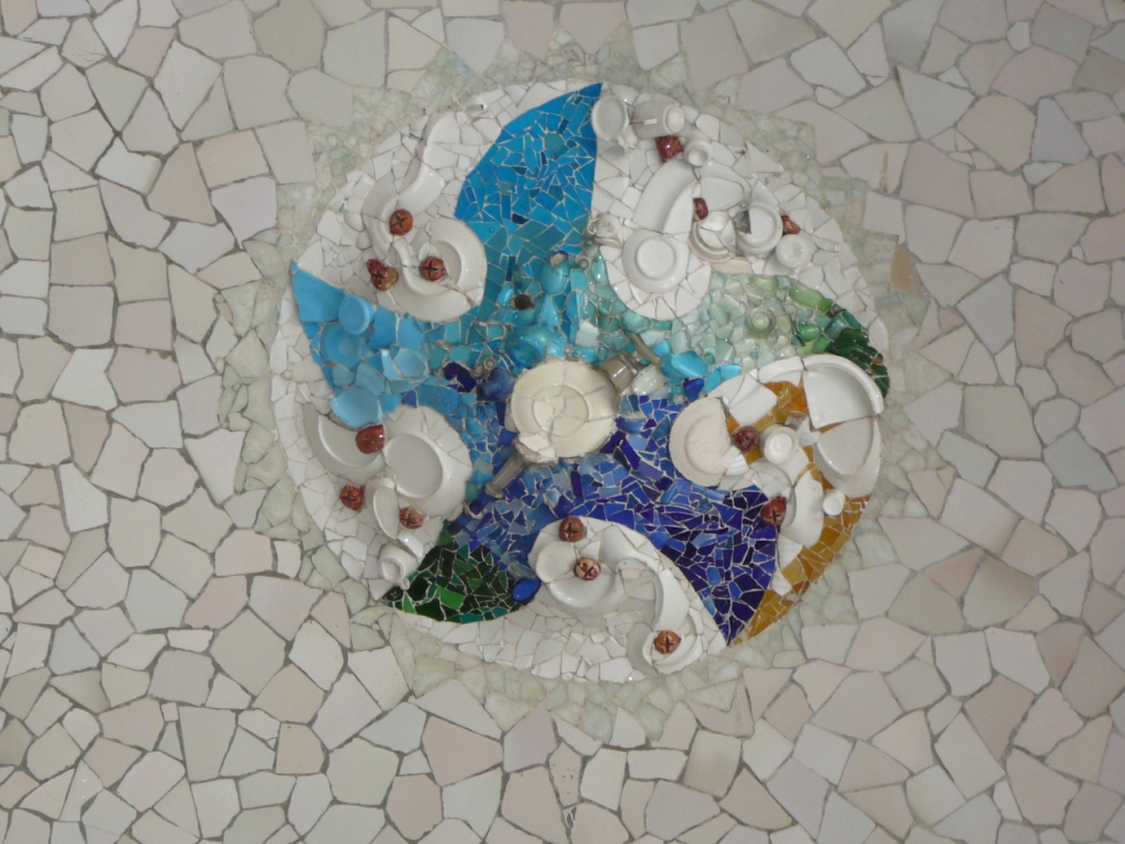 Если присмотреться, то увидите, что для мозаики использовали даже битую посуду. Гауди