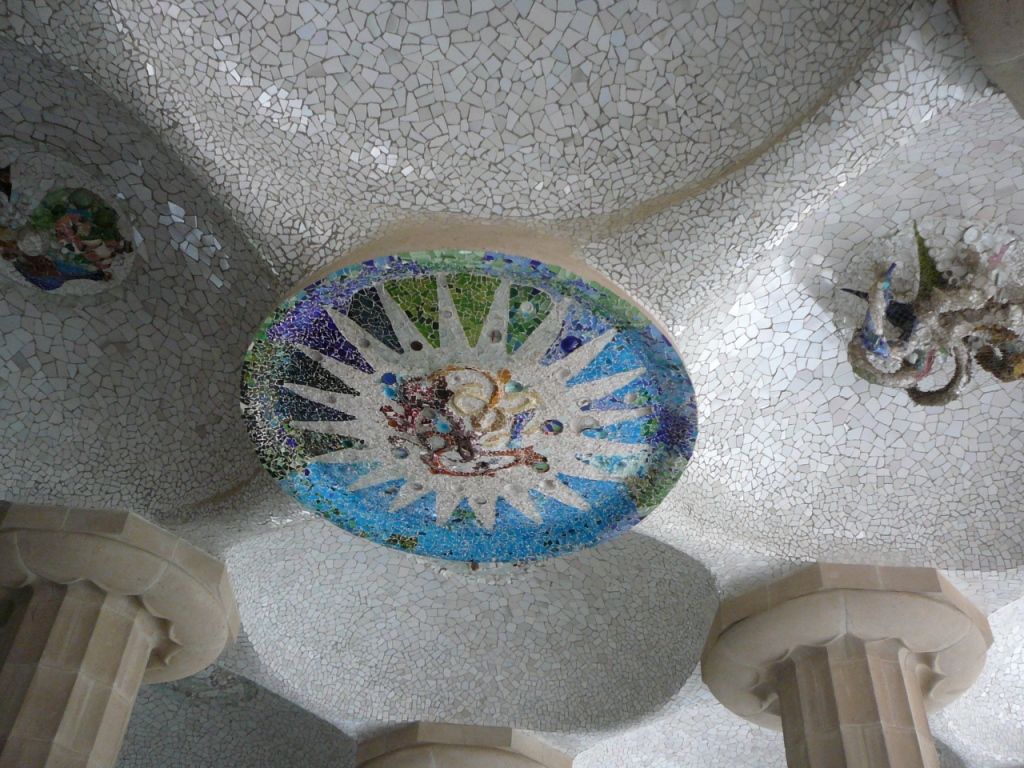 Поставщик декоративной плитки очень волновался, чтобы его продукция была доставлена в целости и сохранности. Какого же было его изумление, когда Гауди распорядился колоть плитку на мелкие кусочки... Зато получились вот такие замечательные плафоны. Гауди