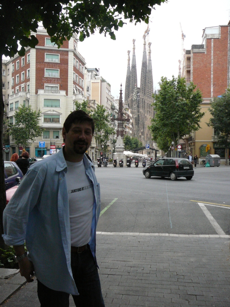 Вид на Саграду Фамилия от пиццерии, где мы остановились передохнуть и перекусить. Гауди