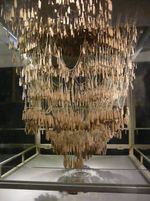 Принцип обратной арки. Гауди не вел математических расчетов конструкций. Чтобы понять, как должно выглядеть здание, достаточно посмотреть на его отражение.. Гауди