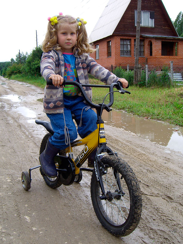 Уля на даче. Уле 5 лет!!!